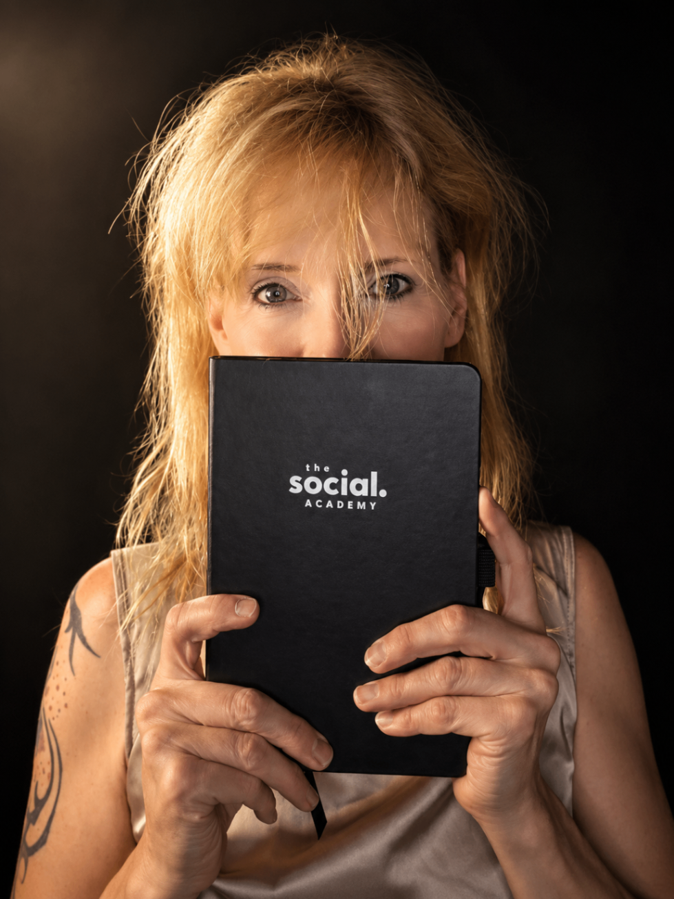 Melanie Mende mit Notizbuch